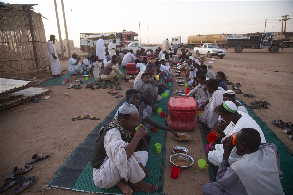 "برش رمضان".. إفطار جماعي يتحدى الفقر وكورونا بالسودان
