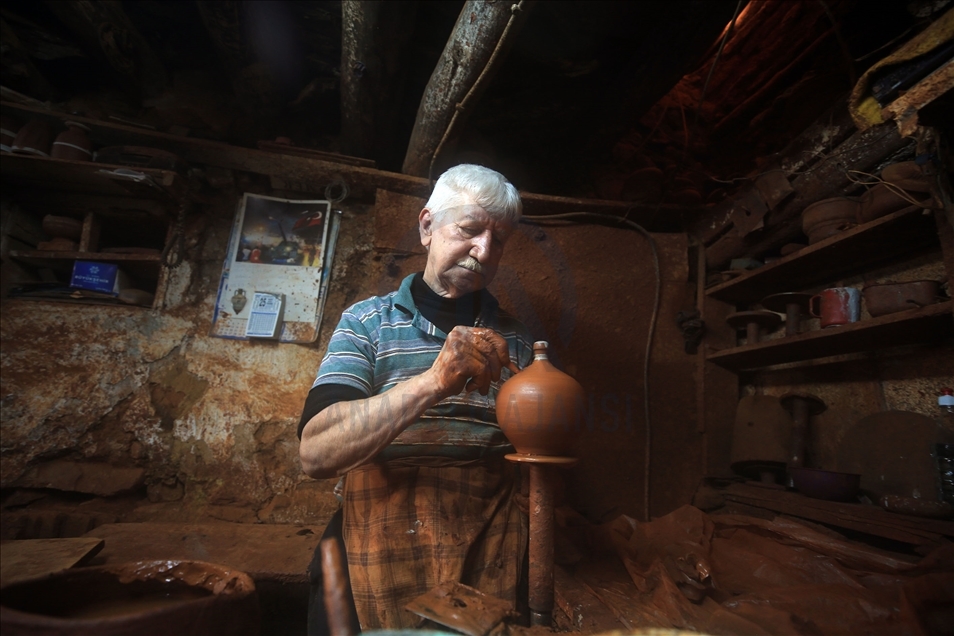 71-year-old pottery master in Turkey's Aydin