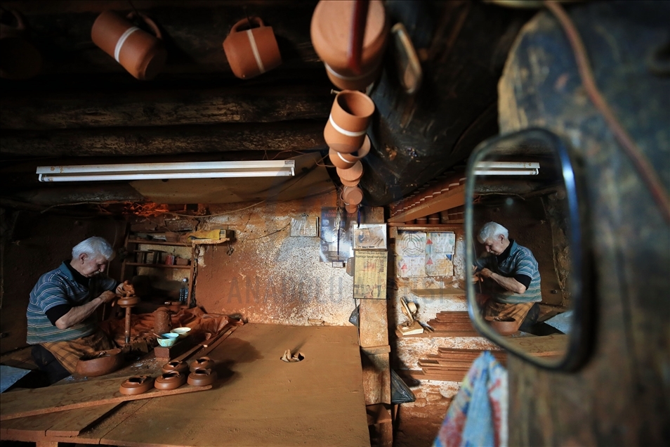 71-year-old pottery master in Turkey's Aydin