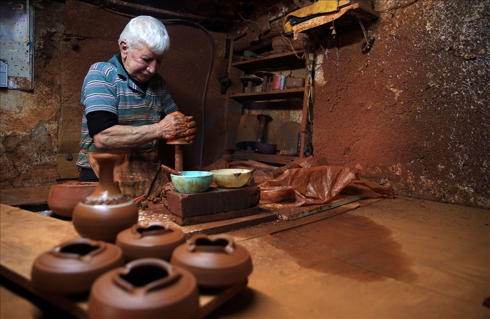 71-year-old pottery master in Turkey's Aydin