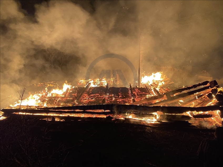 Kastamonu'da 2 ev, 2 ahır ve samanlığın hasar gördüğü yangın kontrol altına alındı