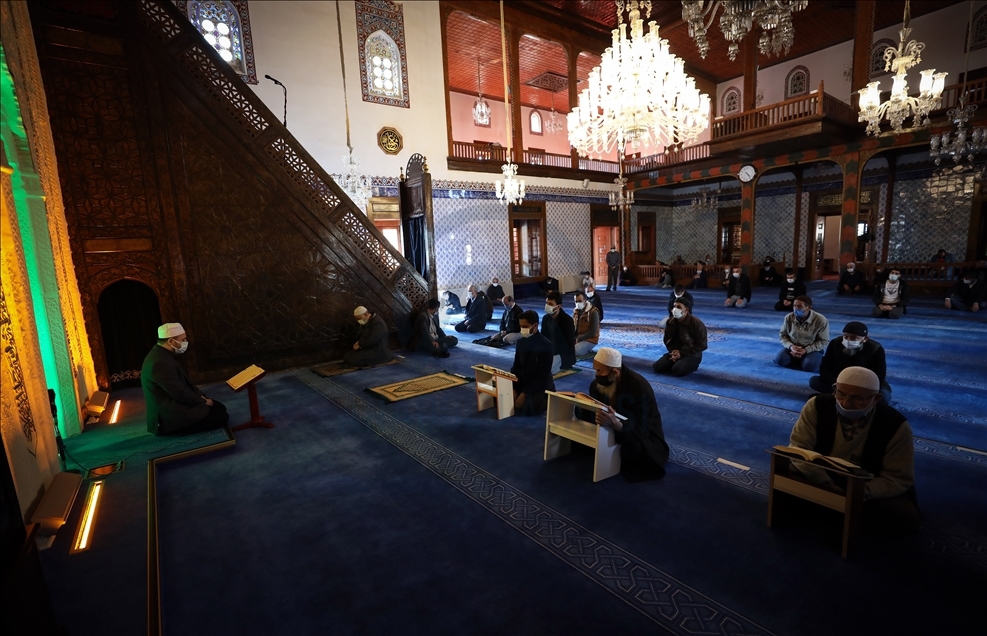 Camiler ramazanda yeniden mukabele halkalarıyla buluştu