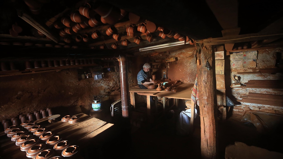 71-year-old pottery master in Turkey's Aydin