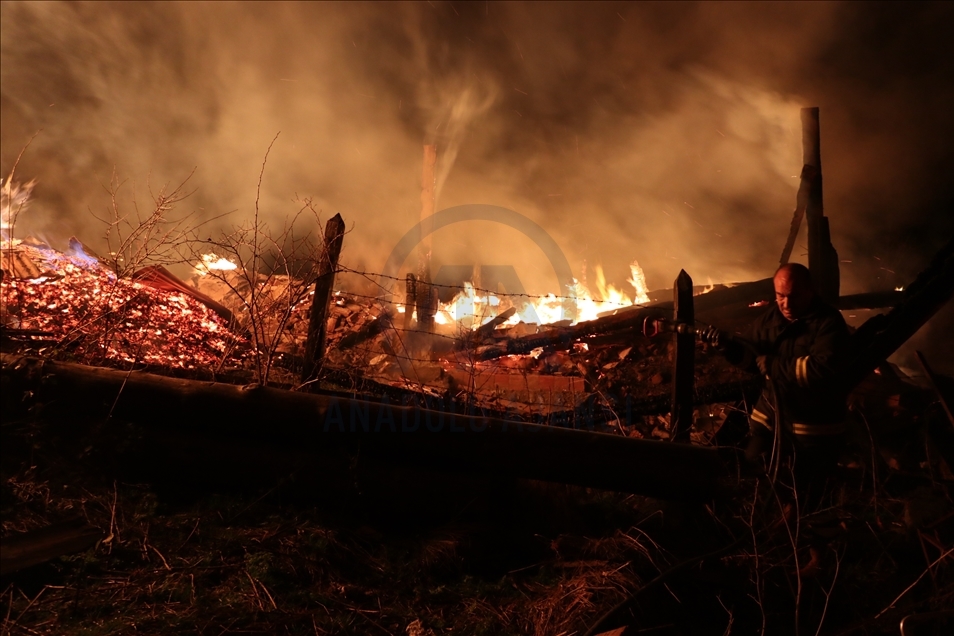 Kastamonu'da 2 ev, 2 ahır ve samanlığın hasar gördüğü yangın söndürülmeye çalışılıyor