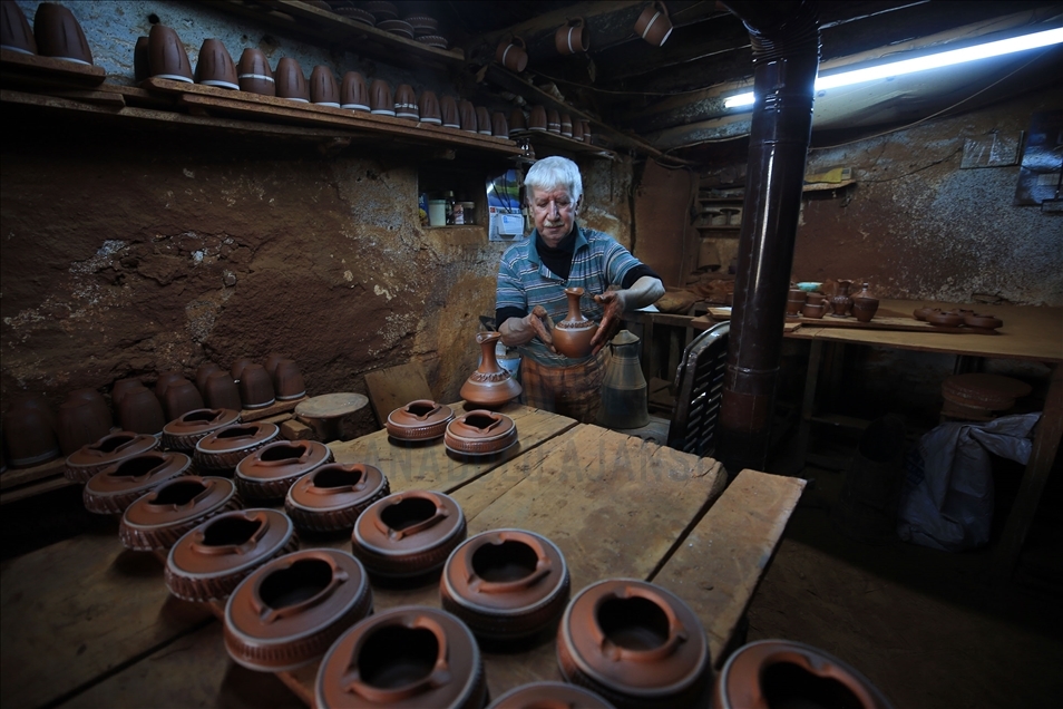 71-year-old pottery master in Turkey's Aydin