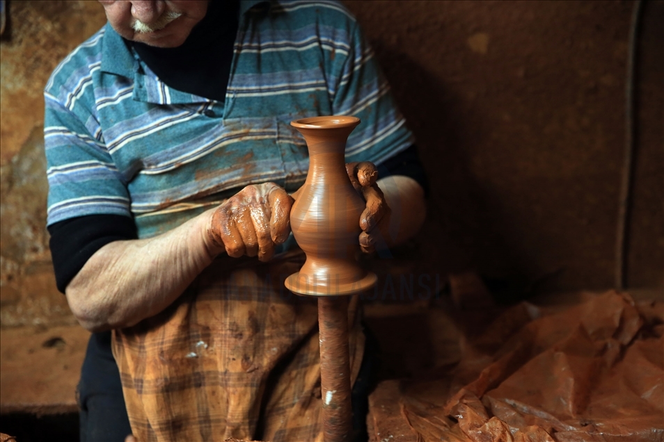 71-year-old pottery master in Turkey's Aydin