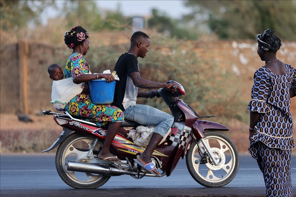 Mali'de hayatın çoğu yükünü kadınlar omuzluyor