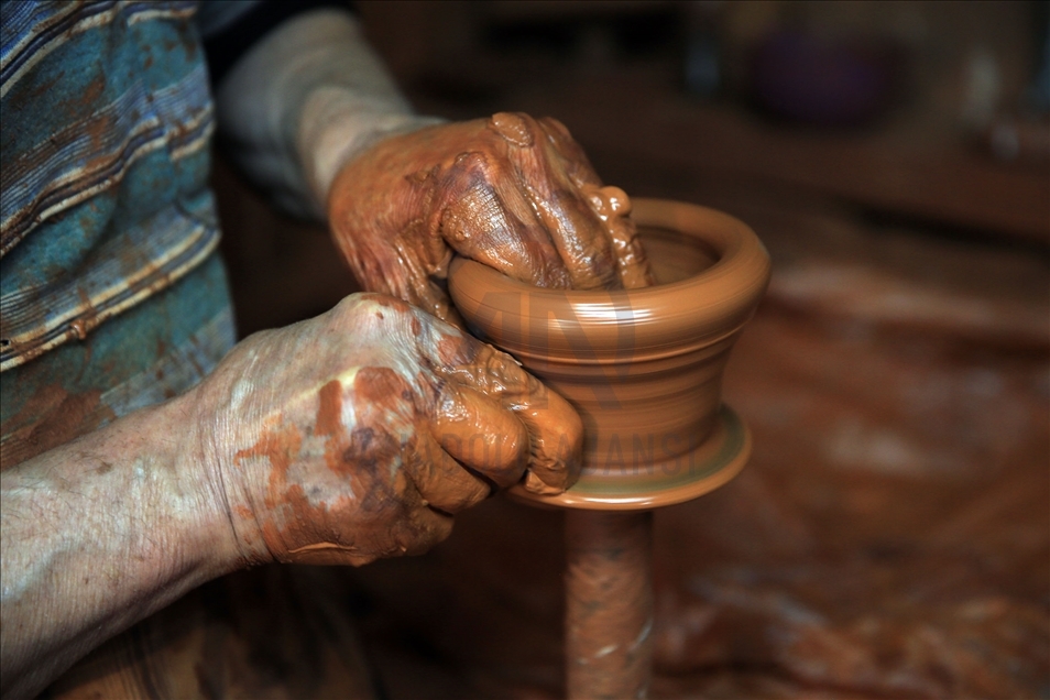 71-year-old pottery master in Turkey's Aydin