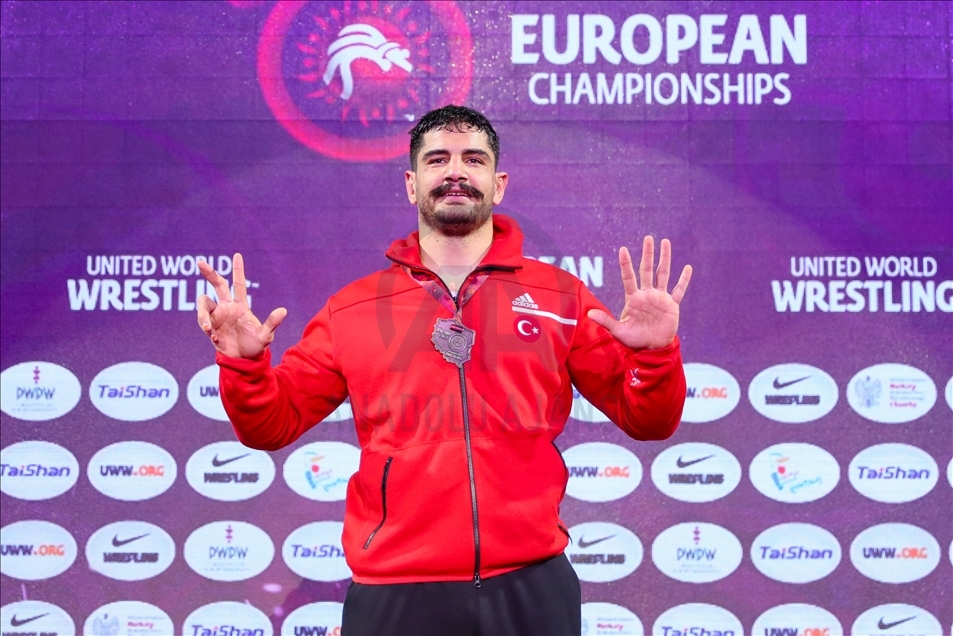 Milli güreşçi Taha Akgül 8. kez Avrupa şampiyonu oldu