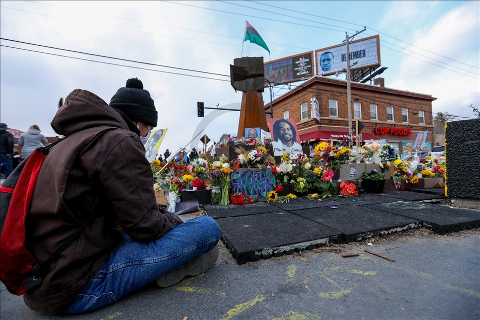 Floyd taraftarları Minneapolis'teki anıta çiçek bıraktı