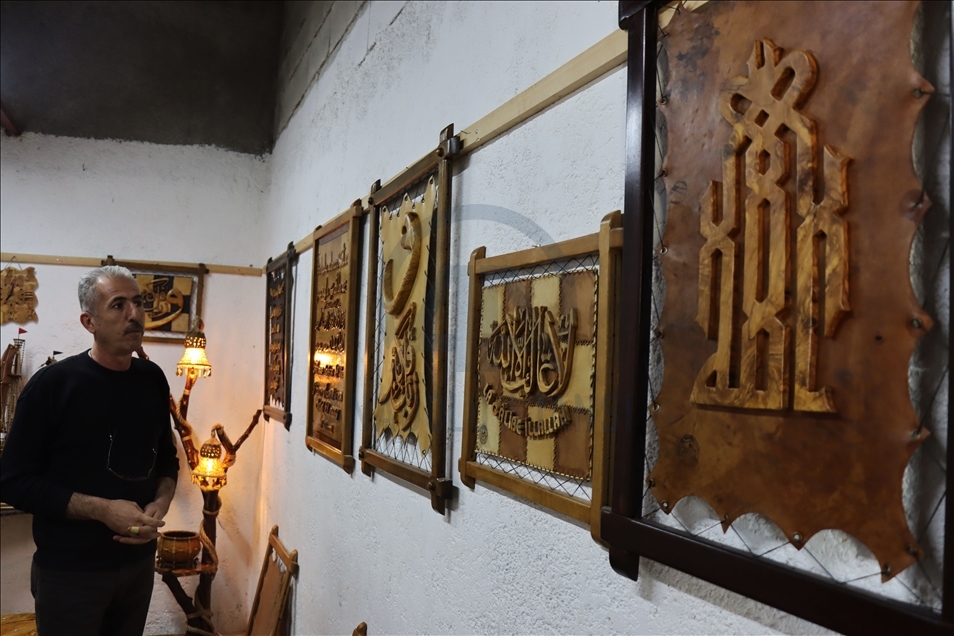 Suriyeli 35 yıllık ahşap ustası Kilis'te sanatını sürdürebilmenin mutluluğunu yaşıyor