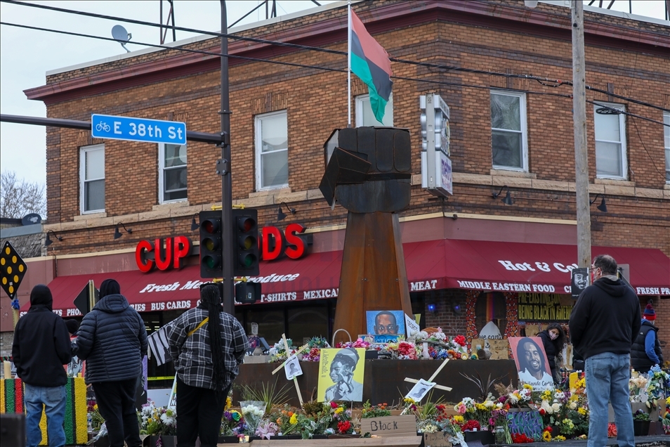 Floyd taraftarları Minneapolis'teki anıta çiçek bıraktı