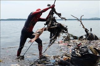 Pria berkostum super hero bersihkan laut saat Hari Bumi Internasional