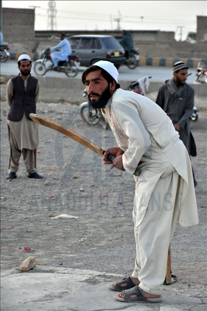 Pakistan : Les jeunes jouent au cricket pour faire passer le temps pendant le Ramadan