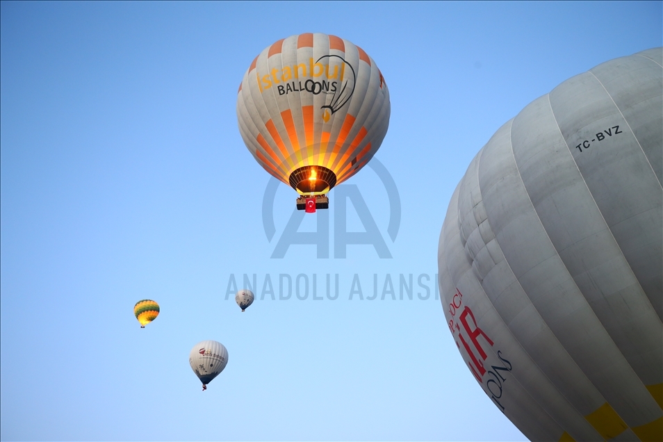 Небо над Каппадокией украсили воздушные шары с флагами Турции и портретами Ататюрка