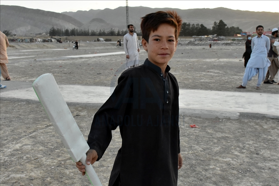Pakistan : Les jeunes jouent au cricket pour faire passer le temps pendant le Ramadan