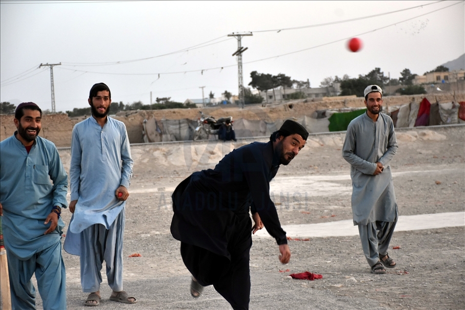 Pakistan : Les jeunes jouent au cricket pour faire passer le temps pendant le Ramadan