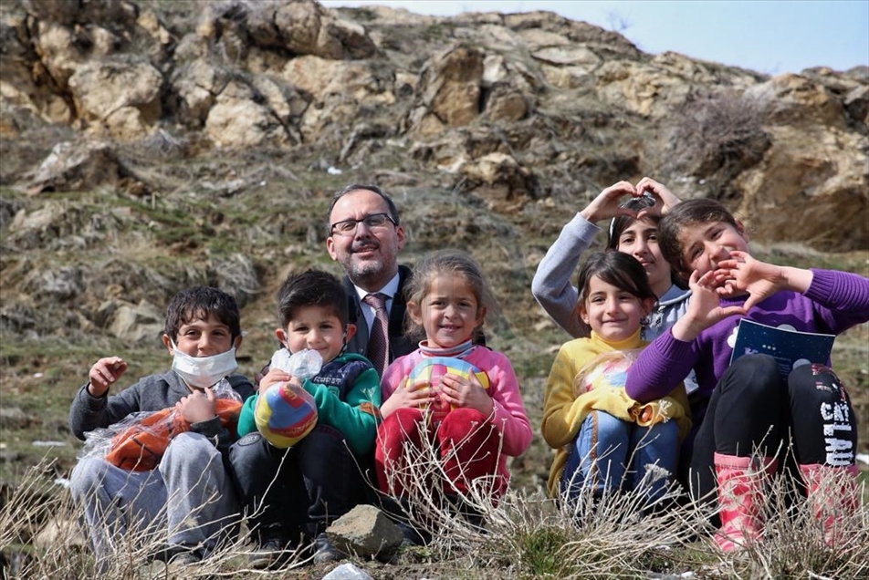 Bakan Kasapoğlu'ndan 23 Nisan Ulusal Egemenlik ve Çocuk Bayramı mesajı: