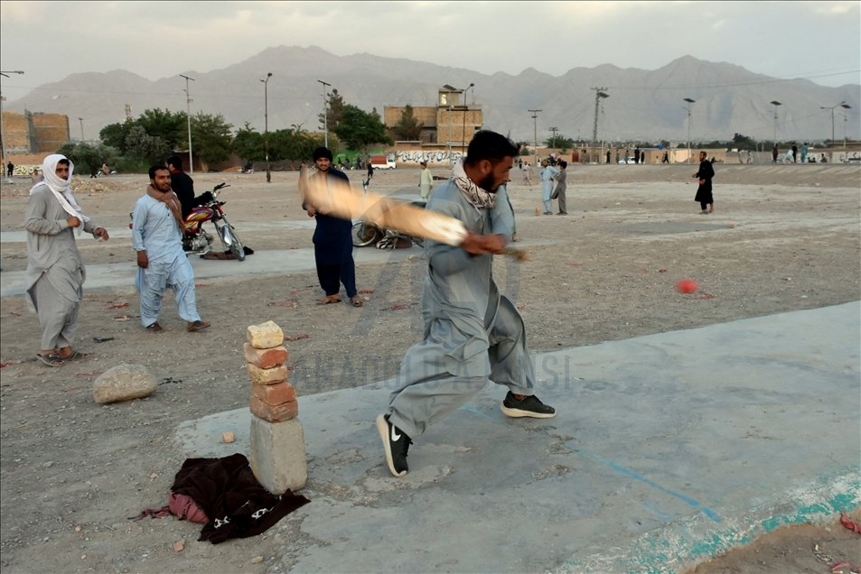 Pakistan : Les jeunes jouent au cricket pour faire passer le temps pendant le Ramadan