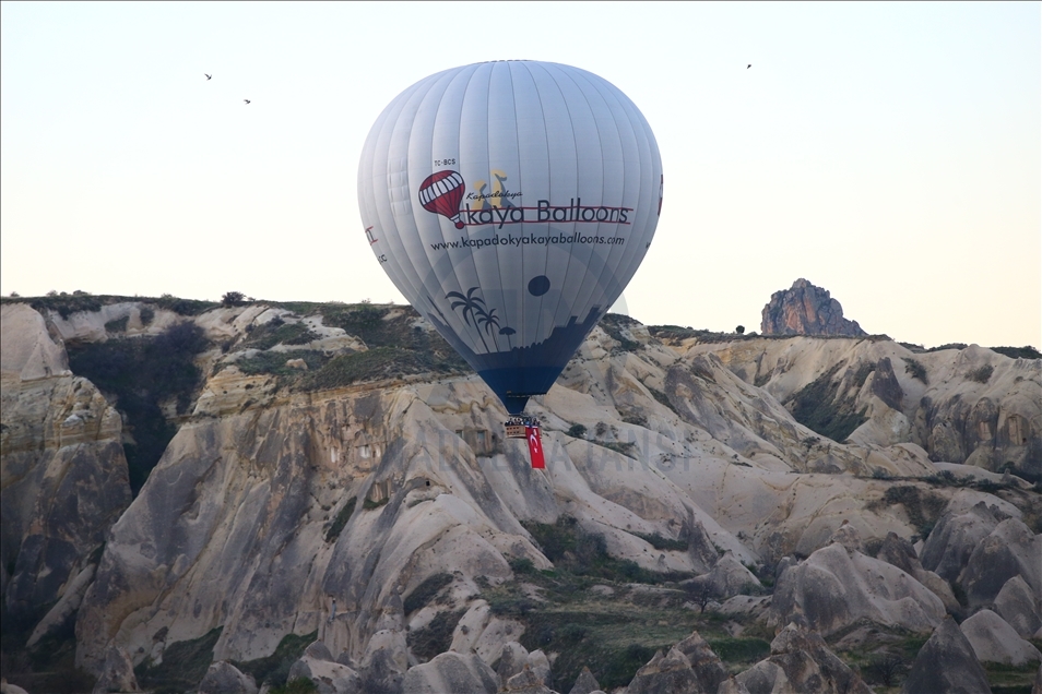 Небо над Каппадокией украсили воздушные шары с флагами Турции и портретами Ататюрка