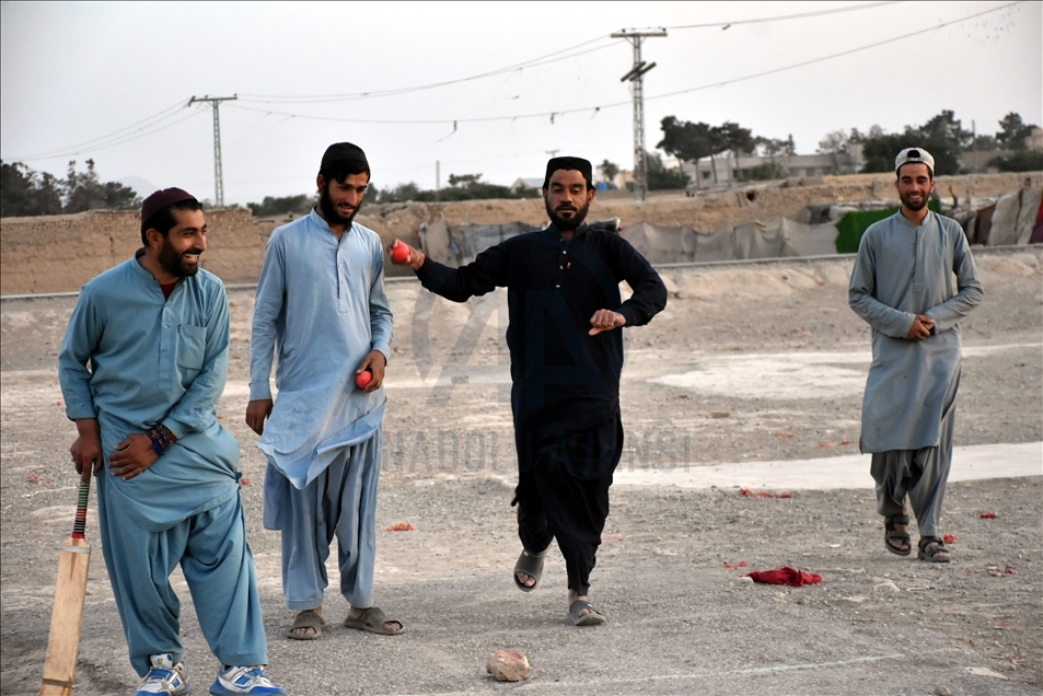 Pakistan : Les jeunes jouent au cricket pour faire passer le temps pendant le Ramadan