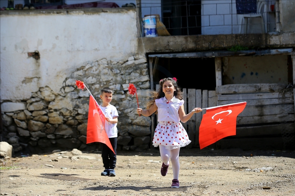 Trakya'da çocuklar 23 Nisan Ulusal Egemenlik ve Çocuk Bayramı'nı evlerinde kutladı
