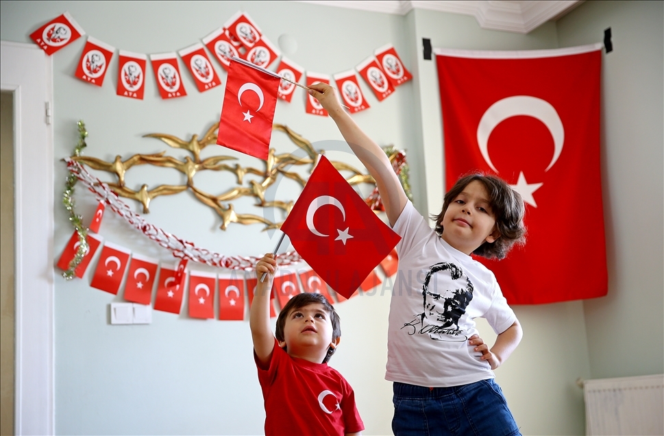 Çocuklar 23 Nisan Ulusal Egemenlik ve Çocuk Bayramı'nı evlerinde kutladı