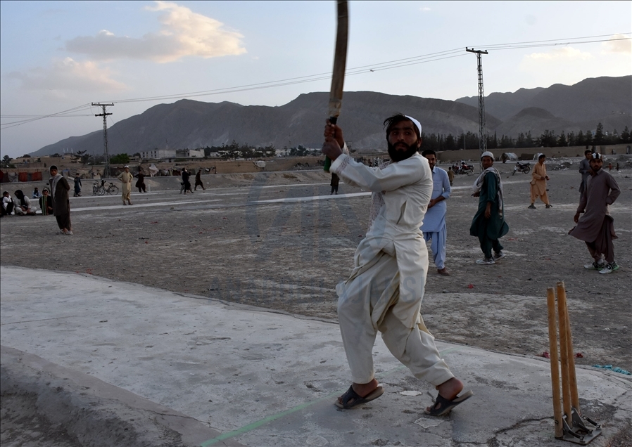 Pakistan : Les jeunes jouent au cricket pour faire passer le temps pendant le Ramadan