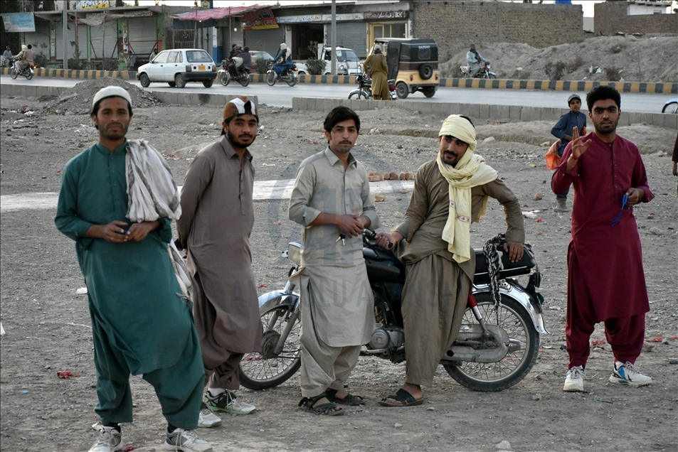 Pakistan : Les jeunes jouent au cricket pour faire passer le temps pendant le Ramadan