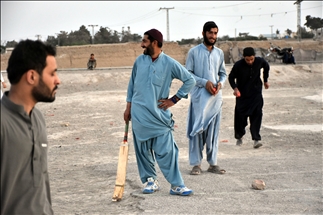 Pakistan : Les jeunes jouent au cricket pour faire passer le temps pendant le Ramadan