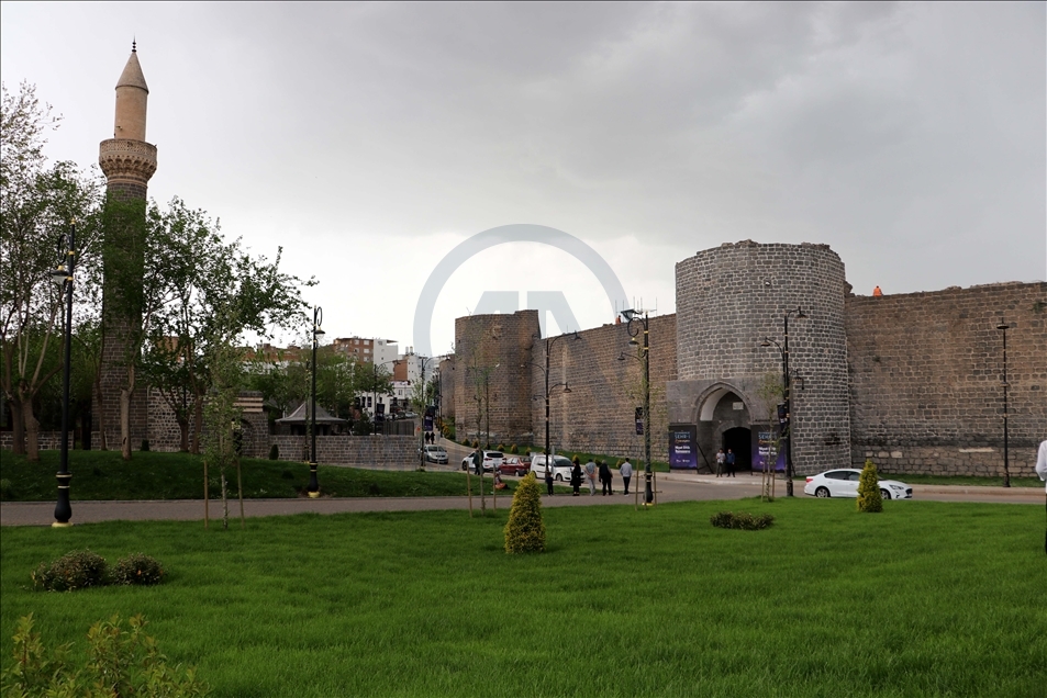 Diyarbakır'ın tarihi "Küpeli Kapısı" 6 yıl sonra restorasyonla geçişlere açıldı