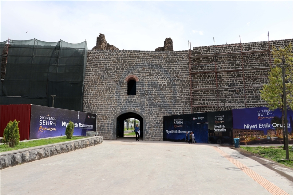 Diyarbakır'ın tarihi "Küpeli Kapısı" 6 yıl sonra restorasyonla geçişlere açıldı
