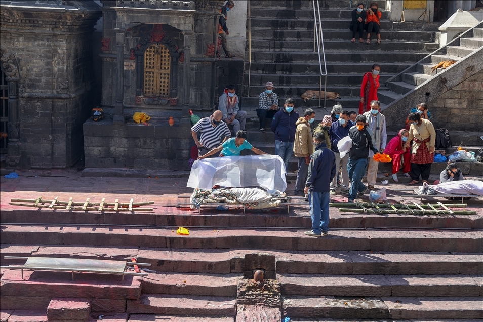 Nepal'de ölü yakma töreni