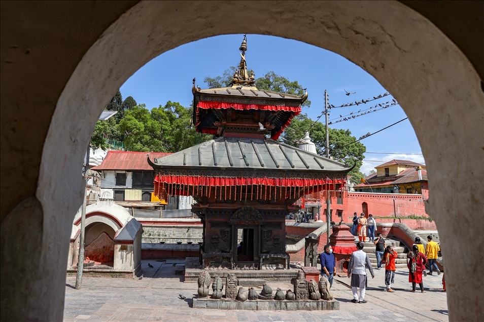Nepal'de ölü yakma töreni