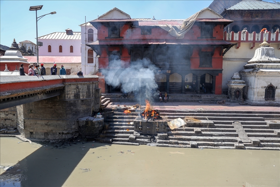Nepal'de ölü yakma töreni