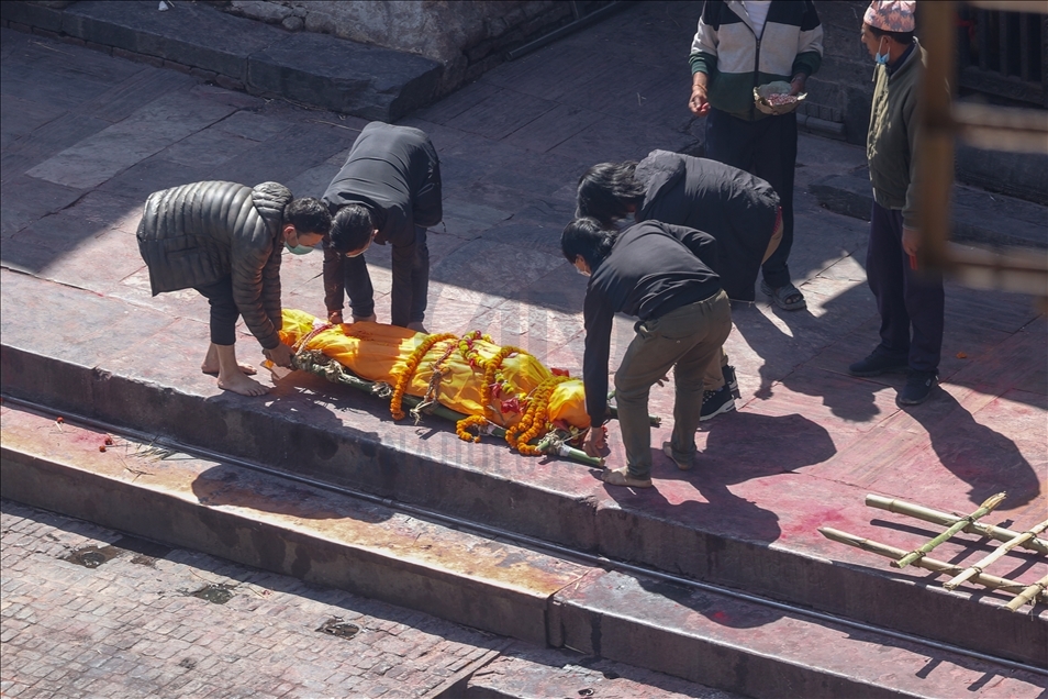 Nepal'de ölü yakma töreni