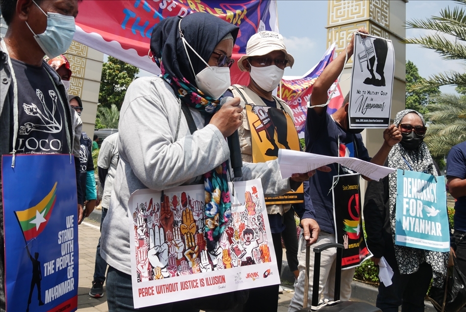 Demonstrasi menentang kehadiran pemimpin kudeta Myanmar pada pertemuan pemimpin ASEAN