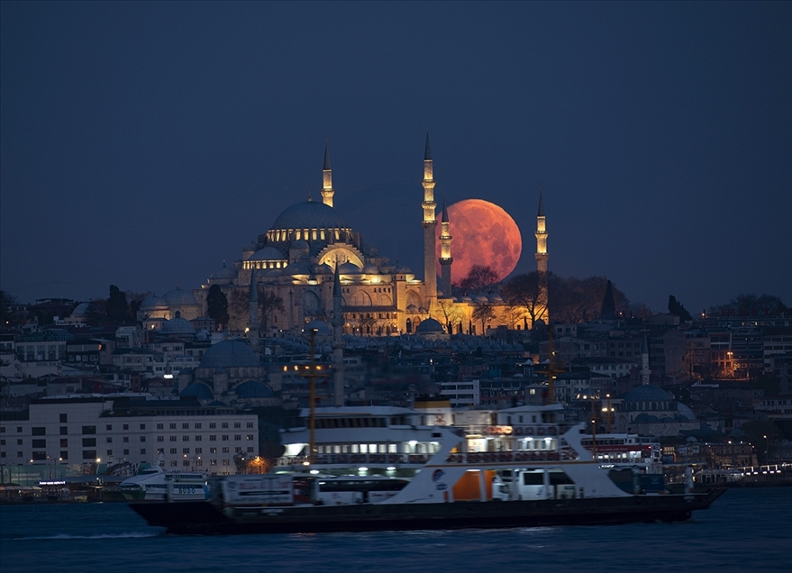 Istanbul, Turska - 26. april 2021: Pun Mjesec sinoć je ukrasi