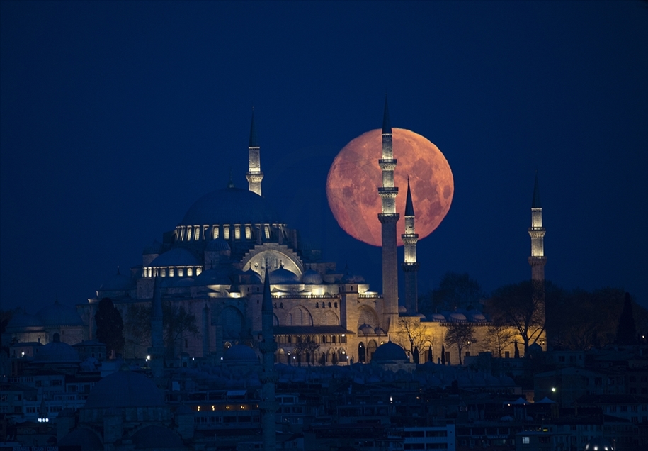 Istanbul, Turska - 26. april 2021: Pun Mjesec sinoć je ukrasi