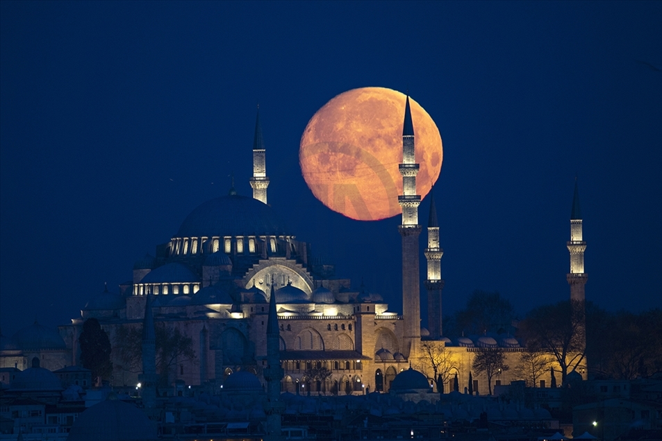 Istanbul, Turska - 26. april 2021: Pun Mjesec sinoć je ukrasi