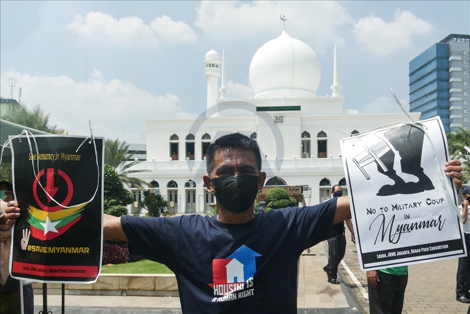 Demonstrasi menentang kehadiran pemimpin kudeta Myanmar pada pertemuan pemimpin ASEAN