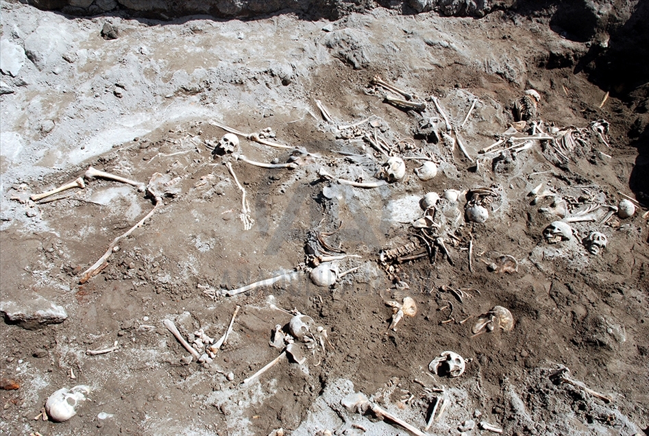 U masovnoj grobnici pronađenoj 24. augusta 2010. godine u selu 