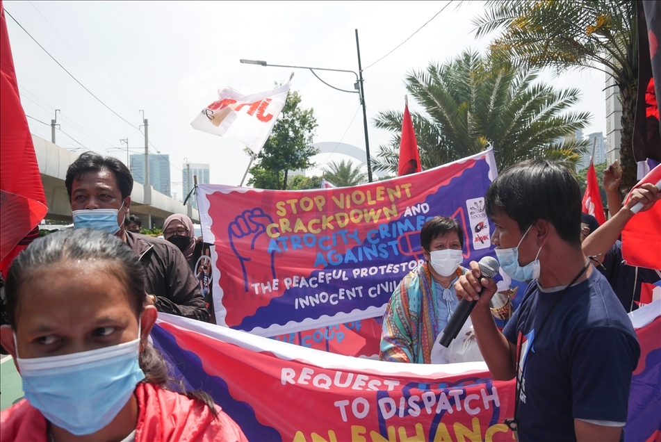 Demonstrasi menentang kehadiran pemimpin kudeta Myanmar pada pertemuan pemimpin ASEAN
