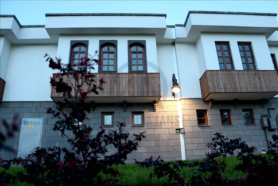 Yeniden yaşamla buluşturulan Sur'da tamamlanan konutların anahtar teslimi başladı