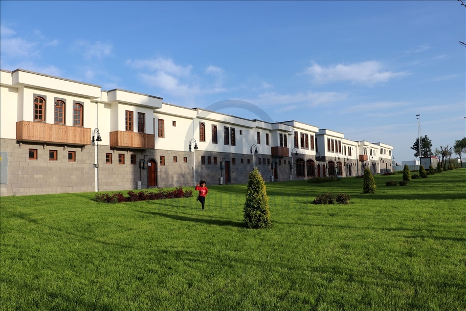 Yeniden yaşamla buluşturulan Sur'da tamamlanan konutların anahtar teslimi başladı