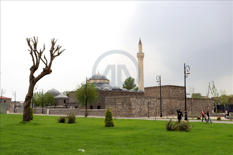 Yeniden yaşamla buluşturulan Sur'da tamamlanan konutların anahtar teslimi başladı