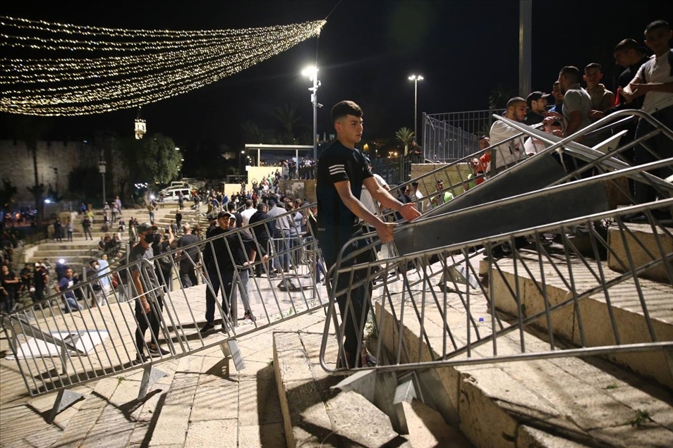 Palestinians remove metallic barriers in Jerusalem