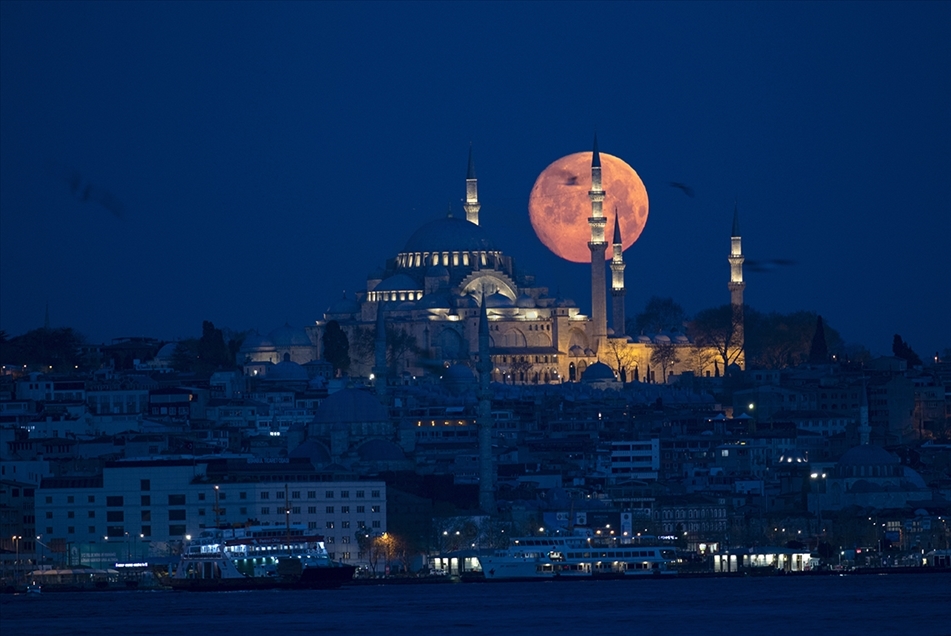 Istanbul, Turska - 26. april 2021: Pun Mjesec sinoć je ukrasi