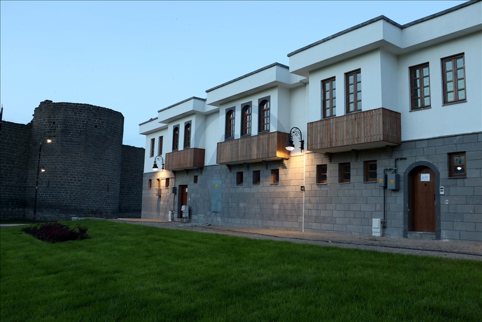 Yeniden yaşamla buluşturulan Sur'da tamamlanan konutların anahtar teslimi başladı