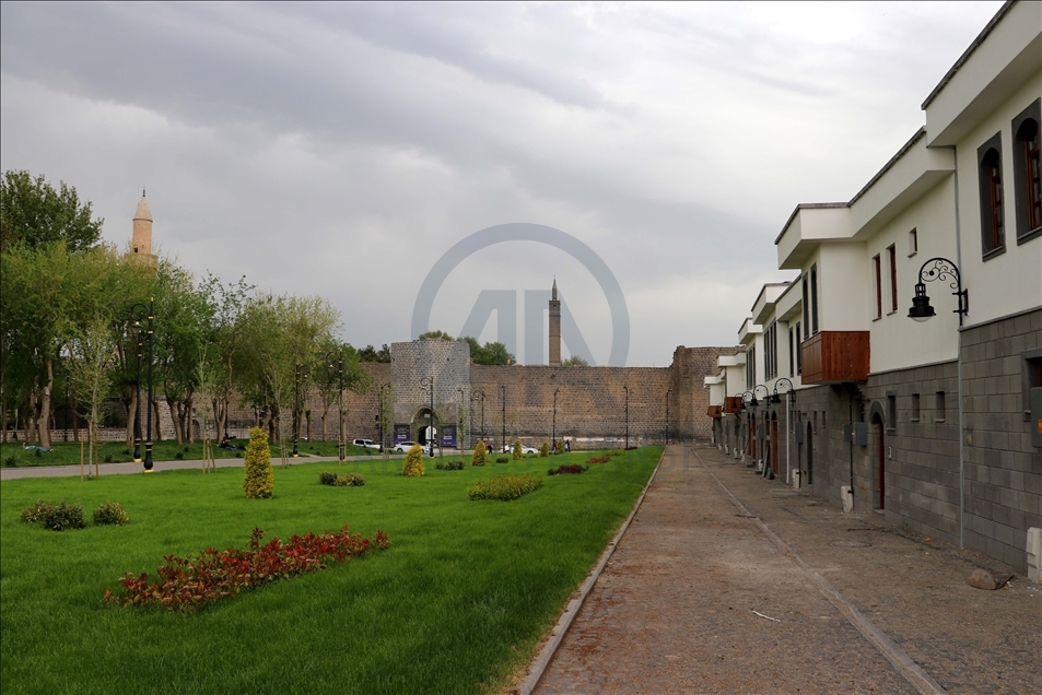 Yeniden yaşamla buluşturulan Sur'da tamamlanan konutların anahtar teslimi başladı